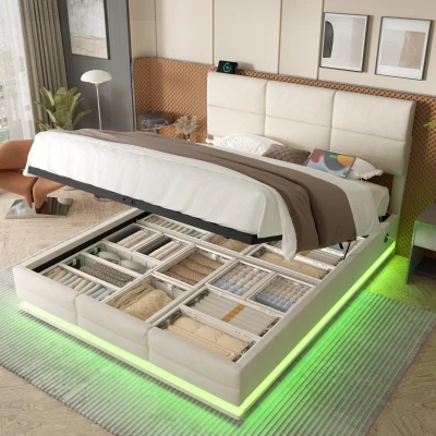 Das samtgepolsterte Bett misst 180 x 200 cm, verfügt über verstellbare Kopfteilhöhe, LED-Beleuchtung und XXL-Stauraum. Es ist ohne Matratze erhältlich, mit den Gesamtmaßen 182 cm x 206 cm x (105-110-115 cm), Beige