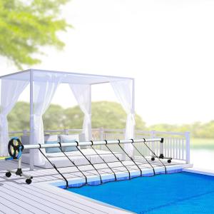 Outsunny Enrollador de Cubiertas para Piscinas con Tubo Telescópico Ajustable 2-6 m de Aluminio y 8 Correas de Fijación 4 Ruedas con Freno 600x58x62 cm Plata