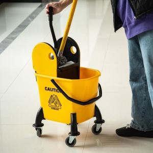 HOMCOM 26L Commercial Plastic Mop Bucket & Water Wringer Yellow