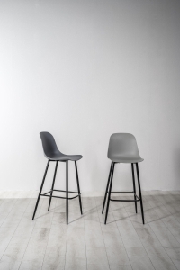 E-STYLO Set di 4 sgabelli da cucina in polipropilene grigio chiaro e gambe in metallo nero con poggiapiedi, 47.5cm X 37cm H.91.5cm