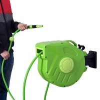 Outsunny Carretel para Mangueira 20m+2m Enrolador de Mangueira Montado na Parede 180º Giratório 47,5x15,5x35,5cm Verde(m-11)