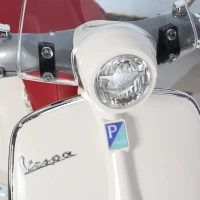 HOMCOM Mota Elétrica Vespa com Faróis Música 2 Rodas Auxiliares para Crianças acima de 3 Anos 108x49x75 cm Branco(m-10)