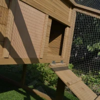 PawHut Galinheiro de Madeira Exterior Gaiola para 2-4 Galinhas com Grade de Arame Tetos Asfálticos Ninho Bandeja Removível Rampa e Zona Aberta 200x80x105cm Natural e Preto(m-11)