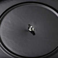 Outsunny Barbecue a Carvão Portátil Barbecue Pequena de Metal Esmaltado com 3 Pés Antiderrapantes Ø36,5x54cm Preto e Vermelho(m-13)