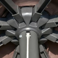 Outsunny Chapéu de Sol Φ296x245cm com Luzes LED e Painel Solar Ângulo Ajustável em 3 Posições para Pátio Terraço Piscina Café(m-8)