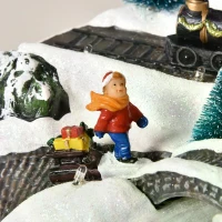 HOMCOM Prelit Christmas Musical Villages with Rotating Tree Animated Xmas Village with Sound Fibre Optic Transformer or Battery-Operated Festival Decoration for Tabletop(m-8)