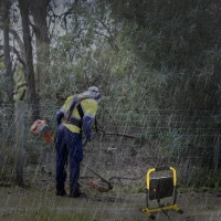 HOMCOM Foco de Trabajo LED 50W Luz de Trabajo Portátil 360° Giratorio Impermeable IP65 Iluminación 5000-6000 Lúmenes 5000K Blanco Frío para Taller Garaje Camping 27x19x32 cm(m-2)