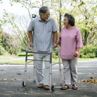 Homcom Deambulatore Pieghevole e Ultraleggero in Alluminio con 2 Ruote e Altezza Regolabile 77-95 cm(m-2)