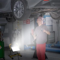 HOMCOM Foco de Trabajo LED 50W Luz de Trabajo Portátil 360° Giratorio Impermeable IP65 Iluminación 5000-6000 Lúmenes 5000K Blanco Frío para Taller Garaje Camping 27x19x32 cm(m-7)