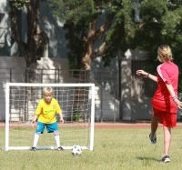 Outsunny - Mini porta da calcio gonfiabile per bambini rete di calcio da giardino L(m-8)