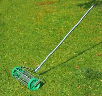 Outsunny Rastrello Scarificatore da Giardino con Ruote, 135x42x15cm(m-2)