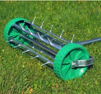 Outsunny Rastrello Scarificatore da Giardino con Ruote, 135x42x15cm(m-7)