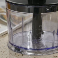 HOMCOM Stabmixer 1000W 4 in 1 Stabmixer mit Messbecher Schneebesen Schüssel zum Zerkleinern Mixer für Babynahrung Säfte Saucen gehacktes Gemüse ABS Rostfreier Metall Silber+Schwarz 10 x 6,5 x 41 cm(m-10)