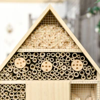 Outsunny Insektenhotel Insektenhaus mit 5 Etagen Metallgitter Bienenhotel aus natürlichen Materialien für Käfer Bienen Wespen und Schmetterlinge Kiefernholz Bambus Metall Naturholz 32 x 12,5 x 57 cm(m-9)