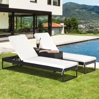 Outsunny dreiteiliges Set Sonnenliege mit verstellbarer Rücklehne Garten Liege Teetisch Flammhemmende Polsterung Metall PE-Rattan Polyester Schwarz+Cremeweiß 195 x 60 x 86 cm(m-2)