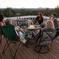 Outsunny Stół z paleniskiem, stół ogrodowy z misą paleniskową, palenisko z ochroną przeciwiskrową i rusztem do grilla, kominek na zewnątrz do ogrzewania, grill ogrodowy, taras, metal, płytki, 75 x 75 x 60 cm(m-2)