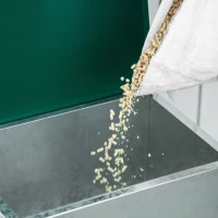 PawHut Hranitoare pentru Gaini de 13,5 litri pentru 3 Pui, Rezistenta la Ploaie, cu Capac Automat si Pedala, 33,5x38,5x66cm, Argintie șsi Verde(m-9)