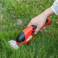 Outsunny Taille haie - mini taille haie portable avec batterie rechargeable - clé de sécurité, 2 lames - vitesse à vide 1100 tr/min - acier ABS rouge noir(m-10)