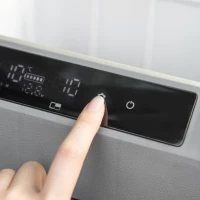 Outsunny Geleira de Compressor Portátil 55L Geleira Elétrica de Carro CC 12V/24V Temperatura até -20℃ com Tela Tátil Alça Retrátil e Rodas 71,1x46x57,1cm Preto(m-9)