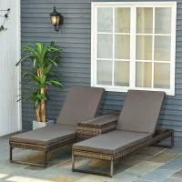 Outsunny Lot de 2 transats bains de soleil design - grand confort - matelas déhoussable, inclinaison réglable multi-positions - table basse - résine tressée grise(m-2)