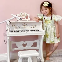 HOMCOM 37 Keys Kids Piano Mini Electronic Keyboard Light Kids Musical Instrument Educational Game Children Grand Piano Toy Set w/Stool & Microphone & Music Stand (White)(m-12)