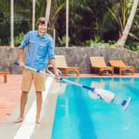 Outsunny Aspirador Limpador para Piscina Elétrico Autonomia de 45 Minutos com Poste Telescópico 54-113cm Escova e Bolsa de Malha para Piscinas Spas 161x20x17cm Azul e Branco(m-2)