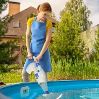 Outsunny Aspirador Limpador para Piscina Elétrico Autonomia de 45 Minutos com Poste Telescópico 54-113cm Escova e Bolsa de Malha para Piscinas Spas 161x20x17cm Azul e Branco(m-10)