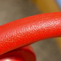 Outsunny Caixa de Areia Infantil de Madeira Desenho de Galeão com Assento 2 Degraus Bandeira Vermelha e Leme Caixa de Areia de Jardim para Crianças acima de 3 Anos 158x78x45,5cm Natural(m-8)