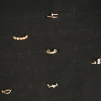 HOMCOM Armadietto Portagioie a Muro con Specchiera, Armadio Porta Gioielli, Organizzatore per Gioielli da Parete in Legno, Bianco(m-8)
