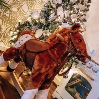 HOMCOM Cavallo a Dondolo in Legno con Suono Animale Regalo Giocattolo per i Bambini, 74 x 28 x 65 cm, Marrone(m-4)
