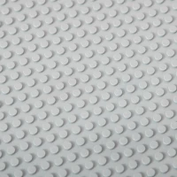 HOMCOM Ensemble table et chaises enfant - set de 3 pièces - table de jeux + 5 tiroirs non tissés - table étagère pour jouets 2 en 1 - plateau double face blanc ou circuit - 2 voitures incluses(m-9)