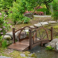 Outsunny 1.5M Wooden Garden Bridge Decorative Arc Footbridge with Safety Guardrail Outdoor Lawn Pond Bridge Walkway Stained Wood(m-2)