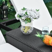 Outsunny Conjunto de 2 espreguiçadeiras de jardim com almofadas acolchoadas de vime com mesa lateral para piscina ou terraço Carga 160kg 195x60x86 cm Estrutura em aço Preto vime(m-8)