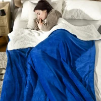 HOMCOM Coperta Double-Face in Flanella 220 GSM e Sherpa 260 GSM per Interno ed Esterno, 203x152x0.5 cm, Blu Scuro(m-2)