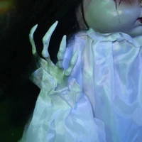 HOMCOM Halloween decoratie Horrorpop met LED-ogen die oplichten en beweegt bij het detecteren van beweging(m-9)