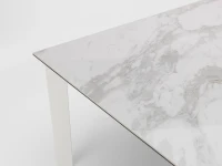 STONES Tavolo allungabile con top in ceramica su vetro temperato, gambe in metallo verniciato e allunghe in melaminico laccato, 90x140/220x75cm, ceramica marmo bianco, bianco(m-5)