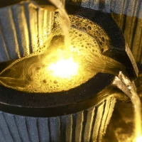 Outsunny Fontanna ogrodowa, imitacja drewnianego beczułka, 4-stopniowa, zasilana energią słoneczną, diody LED, 57cm, Żywica sztuczna, Szary/Czarny(m-9)