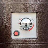 Outsunny Heizstrahler Gas für Terrasse runde Gas Feuerstelle mit Lavagestein Terrassenheizer mit Glasschutz 10,5 KW Metall Glas Bronze Ø40 x 86H cm(m-7)