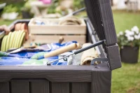 Keter Baule da Giardino Rockwood, 570L, Effetto Legno, Marrone, 155x72,4x64,4H cm(m-6)