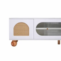TV-Schrank mit Rattan-Optik, Glasschiebetüren, vergoldeten Griffen und Massivholzfüßen, Weiß und Holzfarbe(m-6)