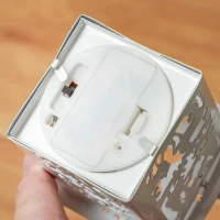 HOMCOM Kerstkabouter met Lantaarn, LED, op Batterijen, Weerbestendig, 28x21x42 cm(m-9)