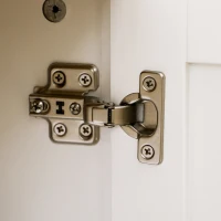 HOMCOM Aparador Sala de Estar com 3 Portas e Prateleiras Ajustáveis Estilo Moderno 120x40x70 cm Branco e Madeira(m-8)