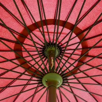 Outsunny Garten Sonnenschirm Neigbarer Sonnenschirm rund mit 24 Fiberglasstreben Kurbel Aluminium Glasfaser Polyester Durchmesser 2,60 m Farbe Rot(m-5)