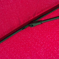 Outsunny Neigbarer runder Gartenschirm mit 18 Fiberglasrippen Kurbel Mast aus Metall Fiberglas Ø 2,5m Polyester Hochdichte Weinrot(m-5)