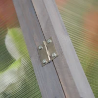 Outsunny Mini-broeikas, Compact plantenhuis van hout, Polycarbonaat panelen, Ventilatieopening, 90L x 52B x 49,5H cm, Grijs(m-8)