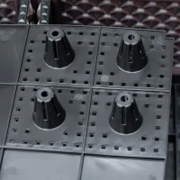 Outsunny Conjunto de 2 Floreiras de Exterior Quadradas Elevadas Combinação Livre Floreiras para Jardim  50x50x46,5 cm Marrom(m-9)