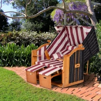 Outsunny Strandkorb Ostsee Volllieger 2-Sitzer Strandkörbe aus Tannenholz, 5-stufige verstellbare Rückenlehne, Strandkorb mit Fußbänkchen Seitentische, PE Geflecht, Strandstuhl für Balkon, Rot+Weiß(m-2)