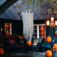 Outsunny Halloween-Dekoration Gespenst mit Spezialeffekten und Soundfunktion 91 cm x 19 cm x 153 cm(m-9)