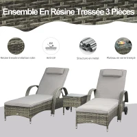 Outsunny Lot de 2 transats bains de soleil grand confort : matelas, têtière, inclinaison réglable multipositions, accoudoirs, roulettes + table basse verre trempé résine tressée grise(m-4)
