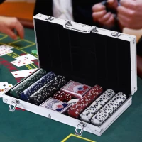 HOMCOM Pokerkoffer abschließbar Pokerset mit Koffer 300 Chips 5 Würfel 2 Kartendecks Zubehör, Pokerchips Komplett Set Pokerspiel Kartenspiele Aluminiumkoffer für Texas Hold'em, Blackjack(m-2)